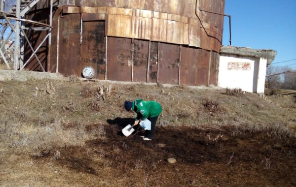 Внеплановая проверка территории вблизи хранилища нефтепродуктов сотрудниками филиала ЦЛАТИ по Карачаево-Черкесской Республике.